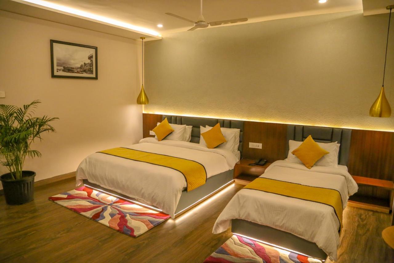 Four Leaf - Sapphire Blue, Varanasi